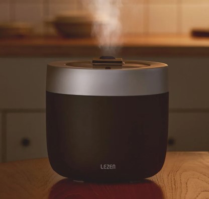 르젠 퓨어미스트 2세대 LZHD-H05 가열식 가습기 실제 작동 모습 - 상단 분무구에서 증기가 나오는 장면과 메탈 그레이 투톤 디자인