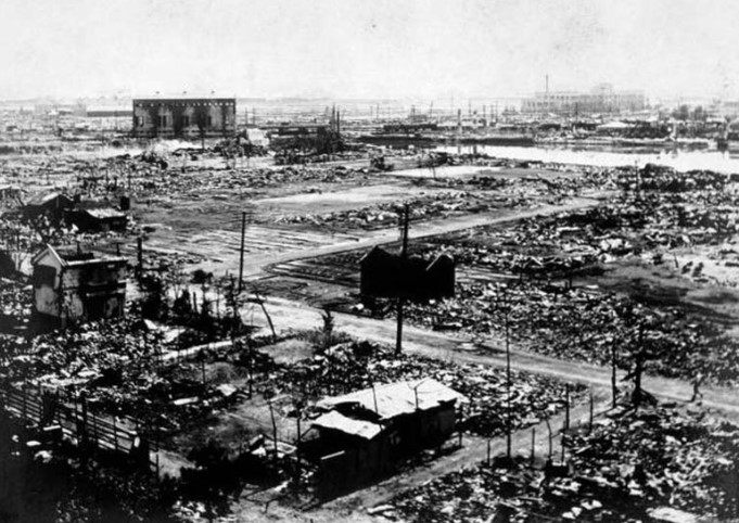 1923년 간토대지진으로 완전히 파괴된 도쿄 시가지 모습 - 화재로 잿더미가 된 건물들과 거리를 보여주는 역사적 흑백 사진