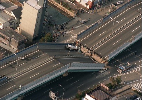 수도 직하 지진으로 붕괴된 도쿄 도심 고속도로와 교량 - 직하형 지진이 도시 인프라에 미치는 파괴적 영향을 보여주는 항공 촬영 사진