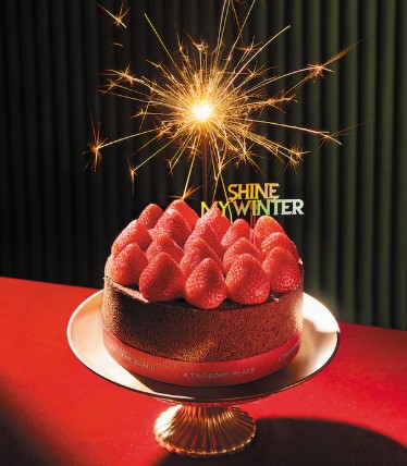 투썸플레이스 스초생 크리스마스 케이크 2025년 스트로베리 초콜릿 생크림 홀케이크 딸기 장식 스파클러
