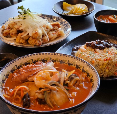 덕성여대 맛집 미성반점의 대표 메뉴인 해물 짬뽕, 바삭한 탕수육, 짜장밥이 함께 차려진 모습