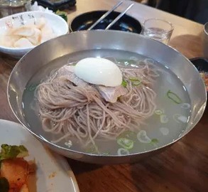춘천막국수 우이동의 시원한 물막국수, 쫄깃한 메밀면과 반숙 계란이 올려진 대표 메뉴