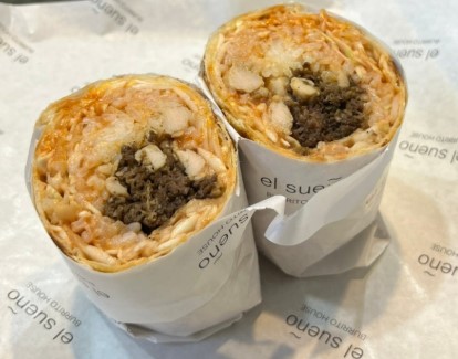 엘수에뇨의 시그니처 부리또 단면 모습, 고소한 치즈와 육즙 가득한 고기, 신선한 채소가 가득 들어간 속재료