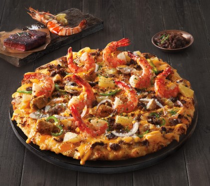 2025년 크리스마스 시즌 도미노피자 블랙타이거 슈림프 피자 프리미엄 새우 토핑 인기 메뉴