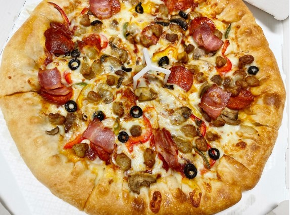 2025년 크리스마스 피자헛 슈퍼슈프림 리치골드 크러스트 불고기 소시지 치즈 팬도우 인기메뉴