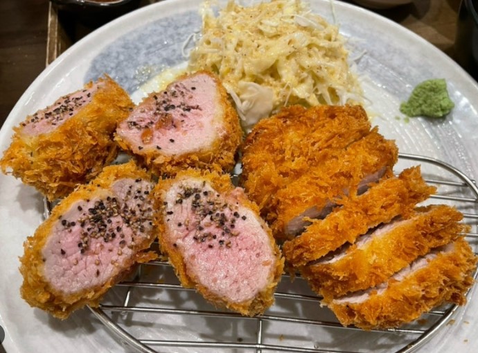 토라카츠 제주 흑돼지 모듬카츠 - 동덕여대 맛집 1위 토라카츠의 시그니처 메뉴로 부드러운 안심카츠와 바삭한 등심카츠를 한 접시에 즐길 수 있는 인기 메뉴