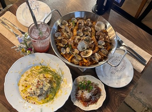 빌라드코스테스 해산물 빠에야와 파스타 세트 메뉴 - 동덕여대 월곡역 맛집 빌라드코스테스의 시그니처 메뉴로 신선한 조개와 새우가 가득한 스페인 전통 빠에야와 크림 파스타