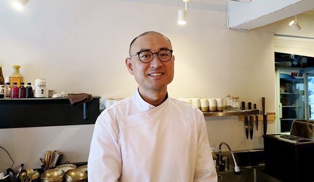 옥동식 셰프가 주방에서 환하게 웃고 있는 모습, 미쉐린 가이드 8년 연속 선정 돼지곰탕 전문점 창업자이자 뉴욕타임스가 인정한 한식 요리사