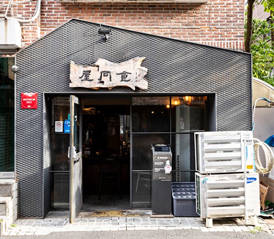 옥동식 합정 본점 외관 모습, 서교동 골목에 위치한 미쉐린 가이드 8년 연속 선정 돼지곰탕 맛집 입구와 옥동식 간판