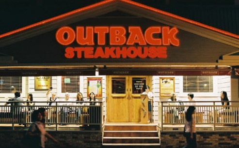 아웃백 스테이크하우스 매장 외관 야경 모습, 2025년 런치메뉴 이용 가능한 레스토랑 입구