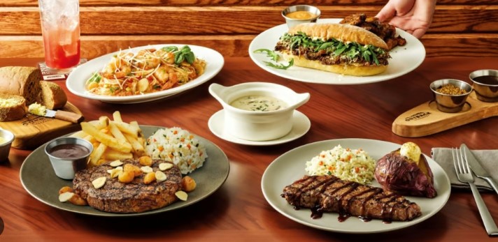 아웃백 런치메뉴 구성 사진, 스테이크와 파스타 립 샐러드 수프가 포함된 풀코스 세트