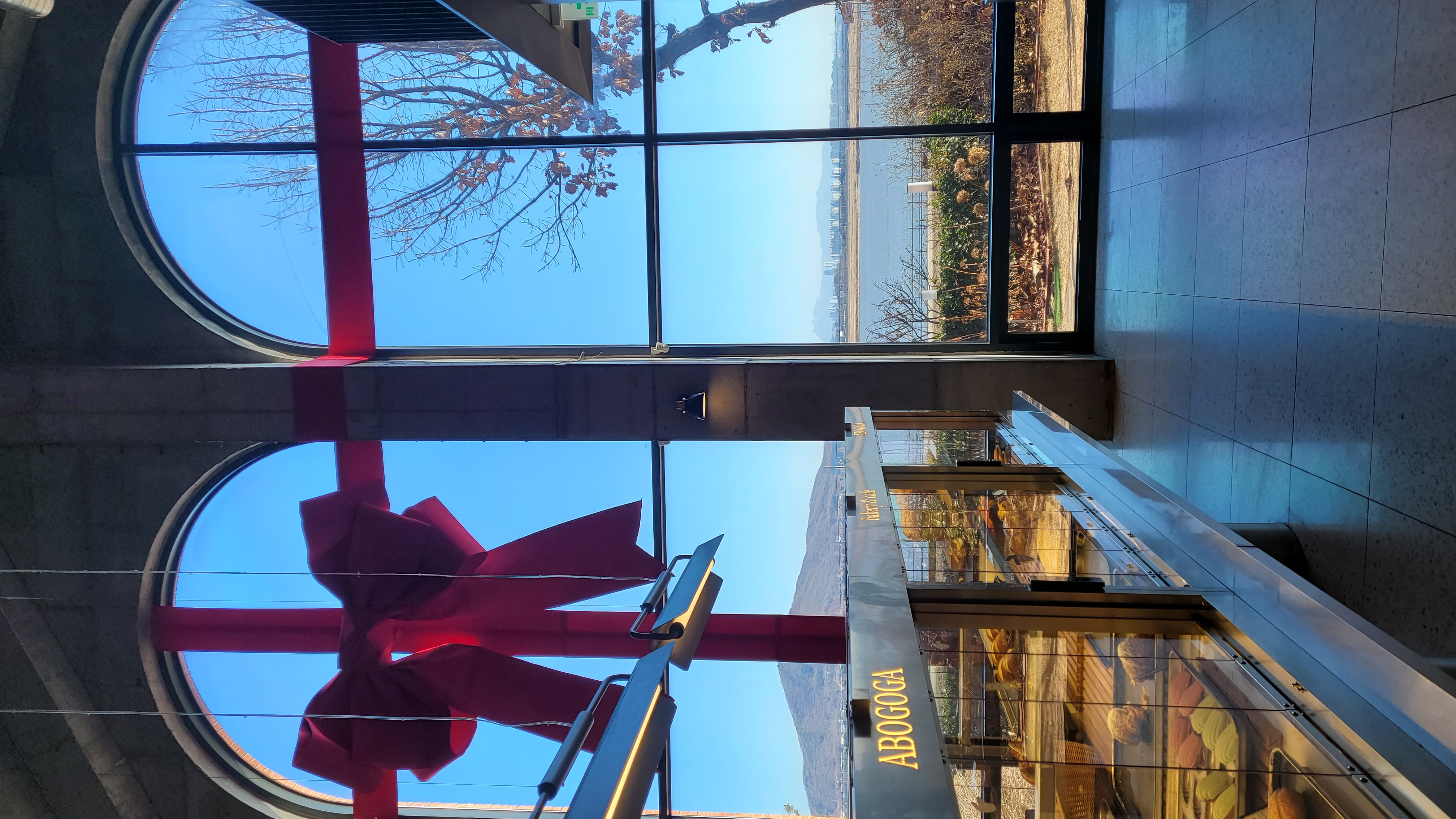 김포 아보고가 카페 1층 내부 한강 전망 아치형 창문과 베이커리 진열대