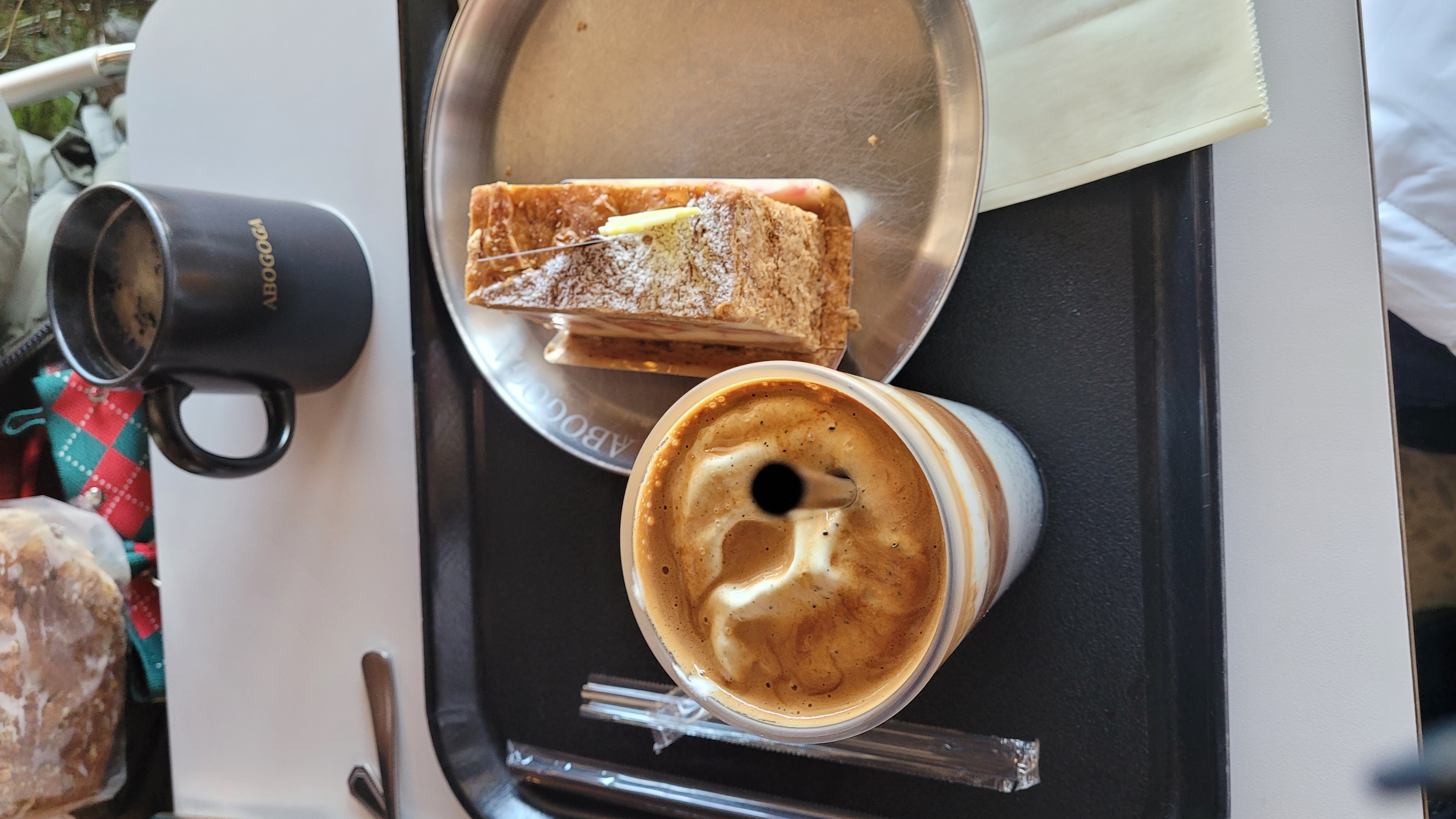 김포 아보고가 카페 시그니처 트러플버터롤과 아보고가 로고 머그잔 커피