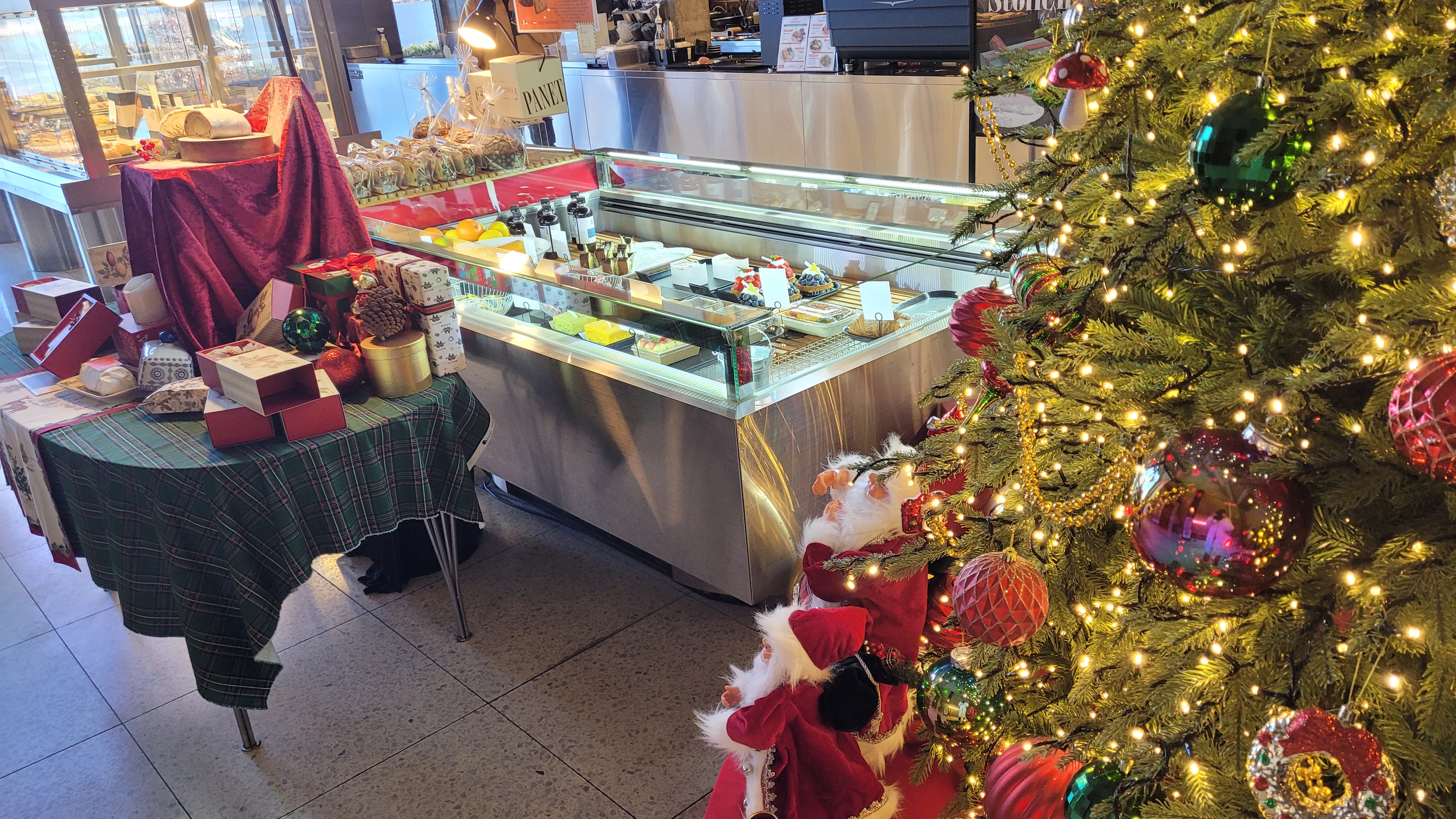 김포 아보고가 카페 크리스마스 트리 장식과 산타 인형 베이커리 진열대