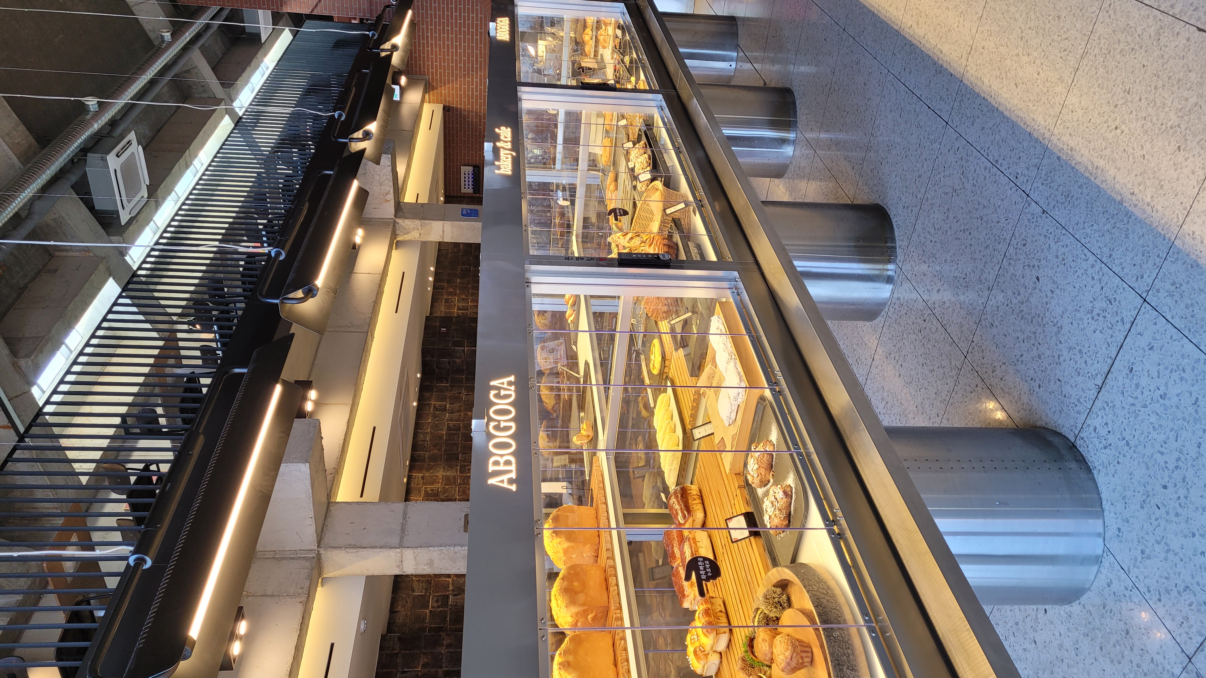 김포 아보고가 카페 ABOGOGA 로고 사인과 베이커리 유리 진열장 2층 전경