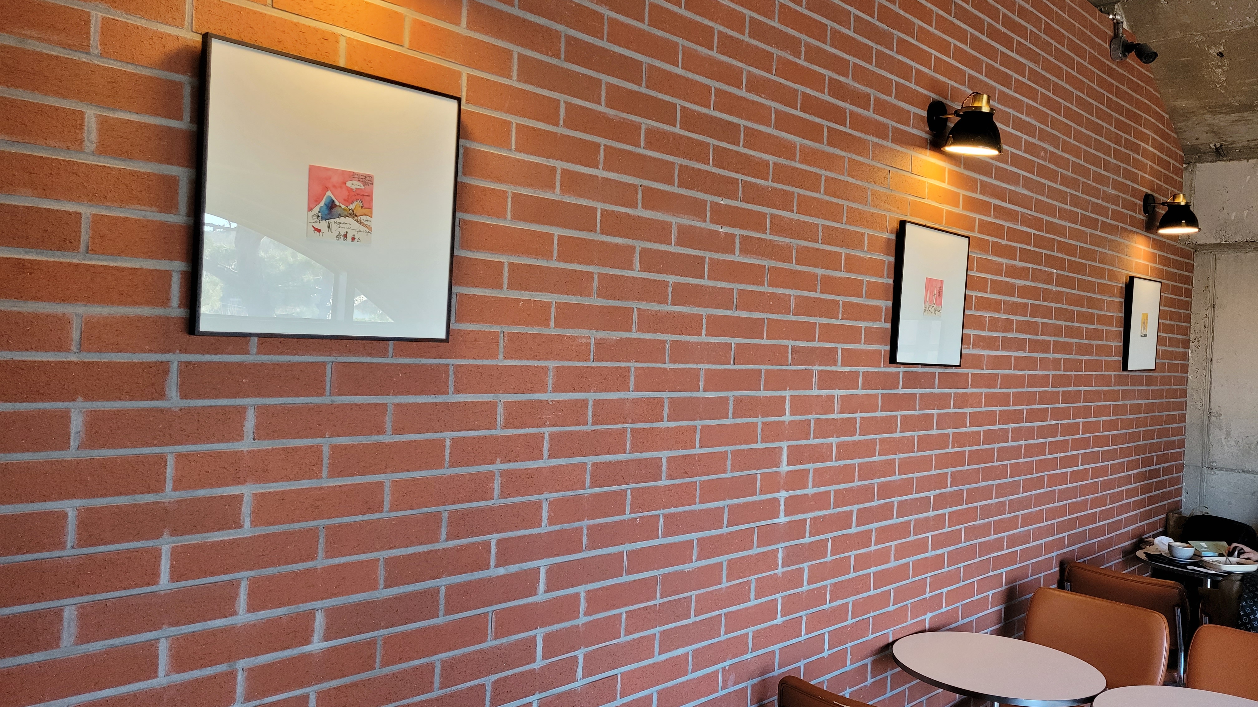 김포 아보고가 카페 적색 벽돌 벽면 인테리어와 액자 예술 작품 전시