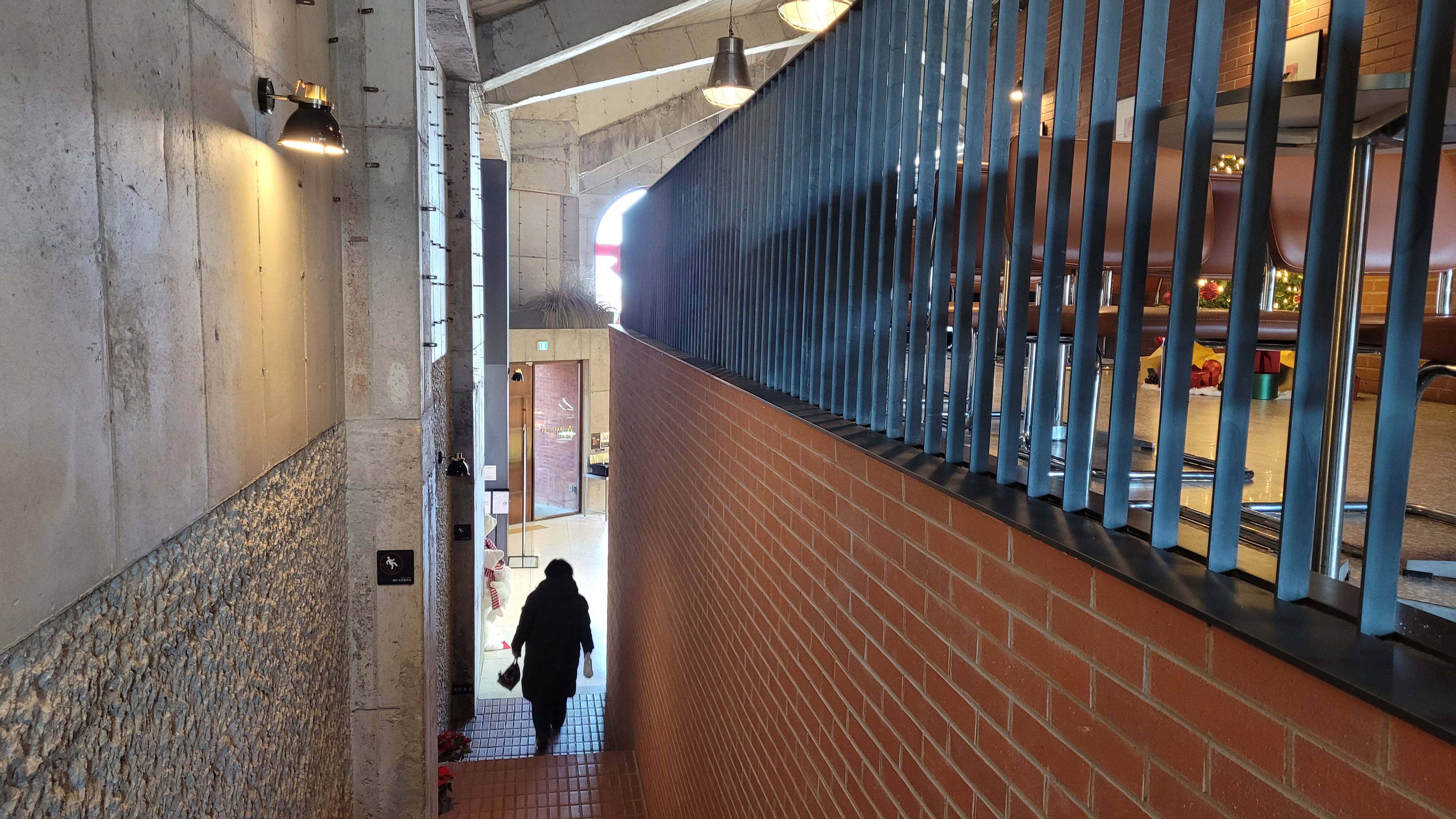 김포 아보고가 카페 1층과 2층 연결 통로 노출 콘크리트 적색 벽돌 인더스트리얼 인테리어