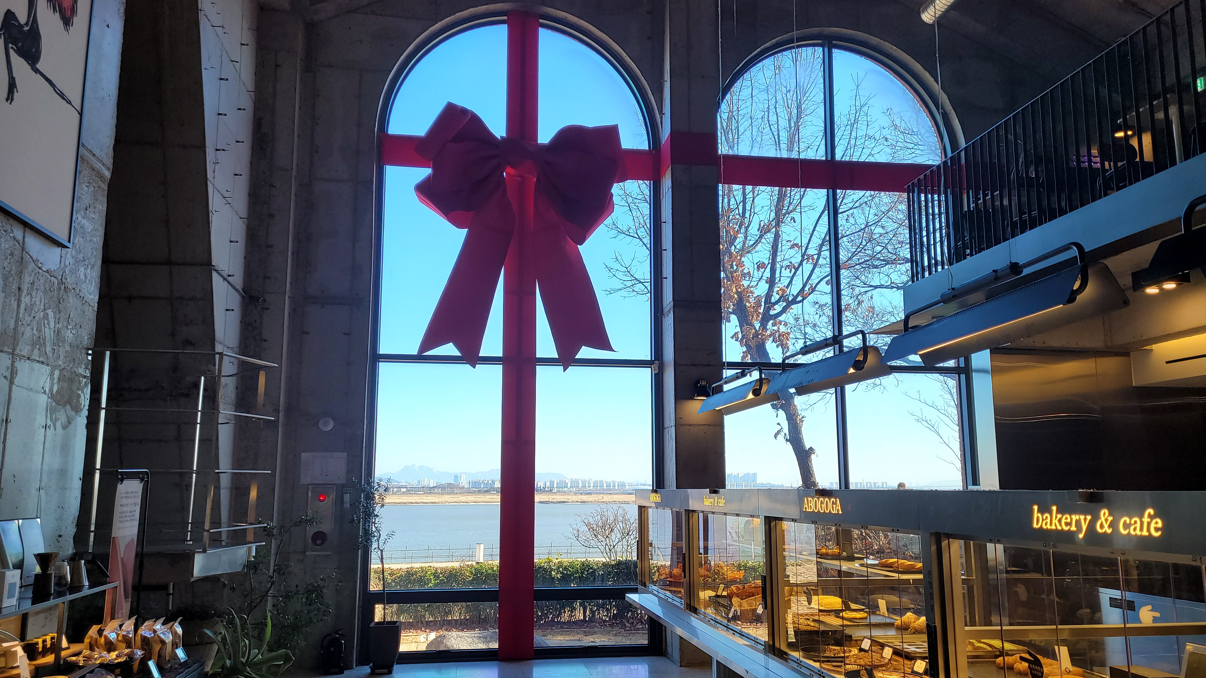 김포 아보고가 카페 크리스마스 리본 장식 대형 아치형 창문 한강 전망