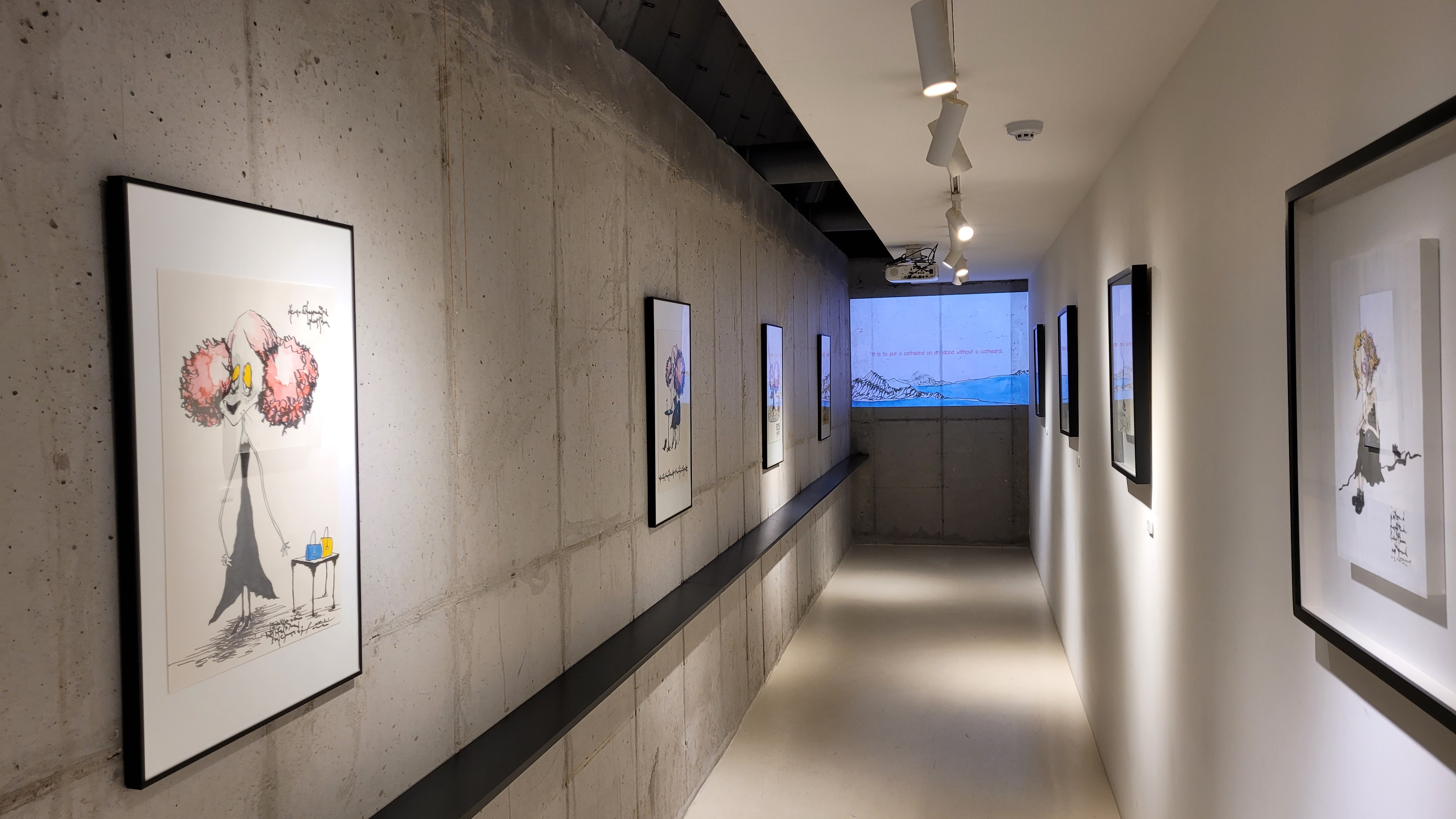 김포 아보고가 카페 갤러리 복도 노출 콘크리트 벽면 예술 작품 전시와 한강 전망