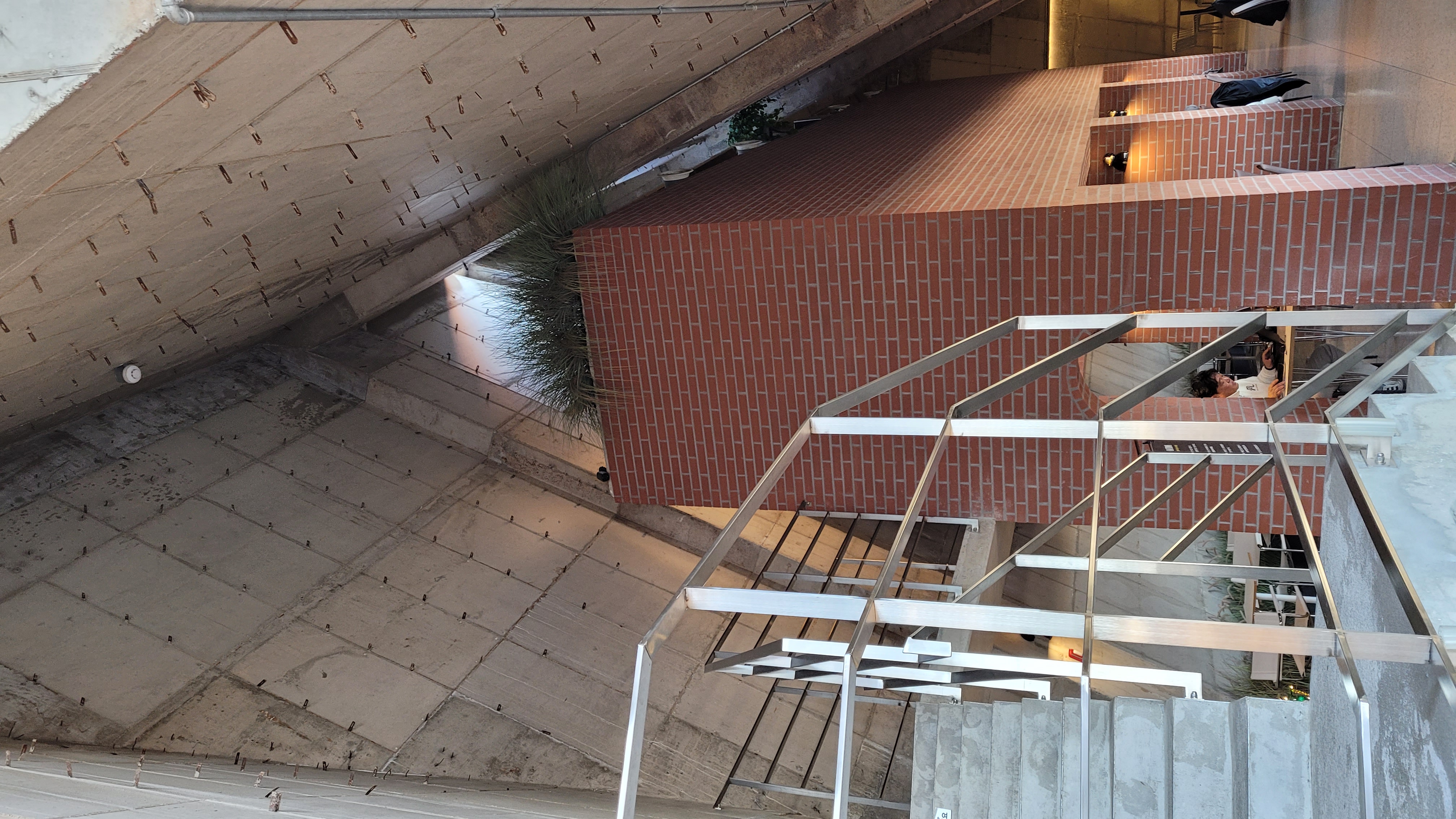 김포 아보고가 카페 내부 계단 피라미드 천장 구조 적색 벽돌 기둥 인더스트리얼 디자인