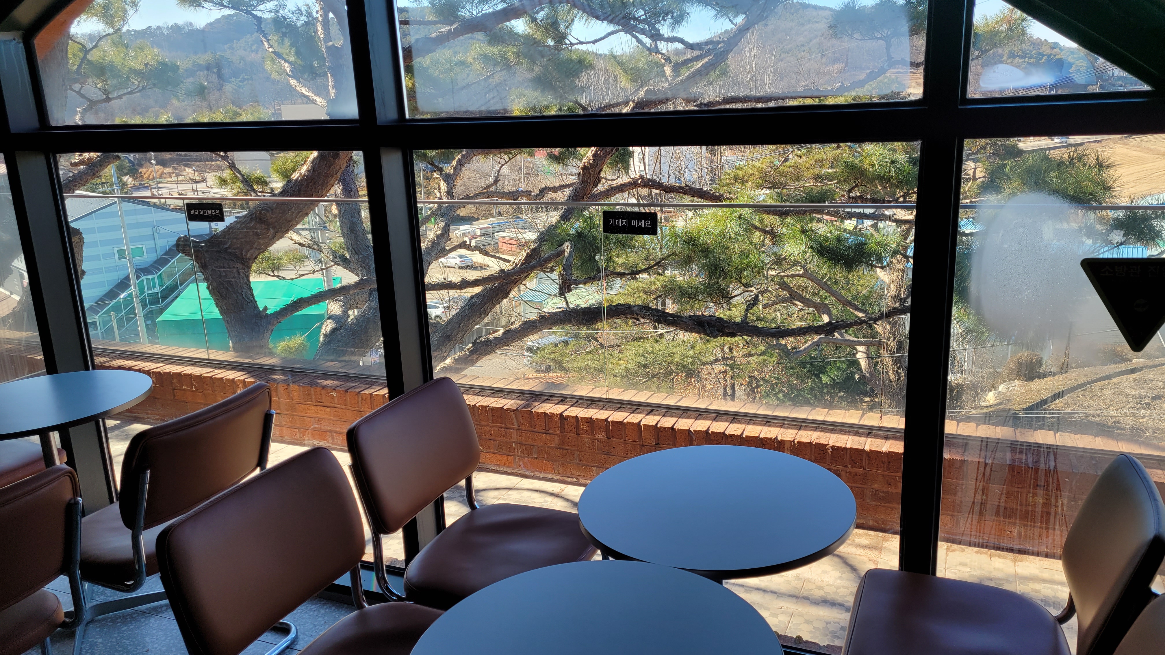 김포 아보고가 카페 2층 창가 테이블 좌석 한강 전망 뷰맛집