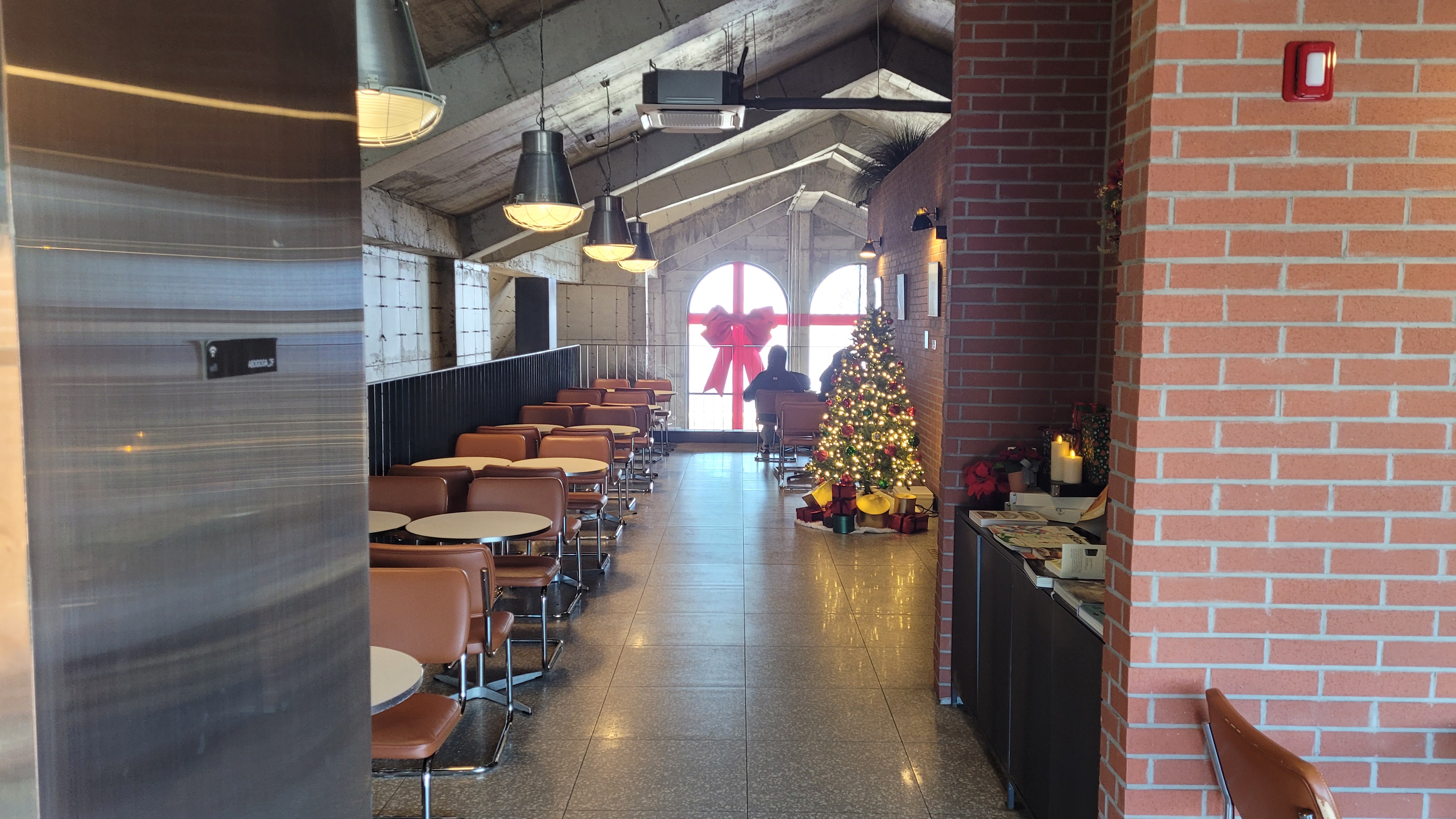 김포 아보고가 카페 1층 내부 전경 크리스마스 트리 장식 적색 벽돌 인테리어