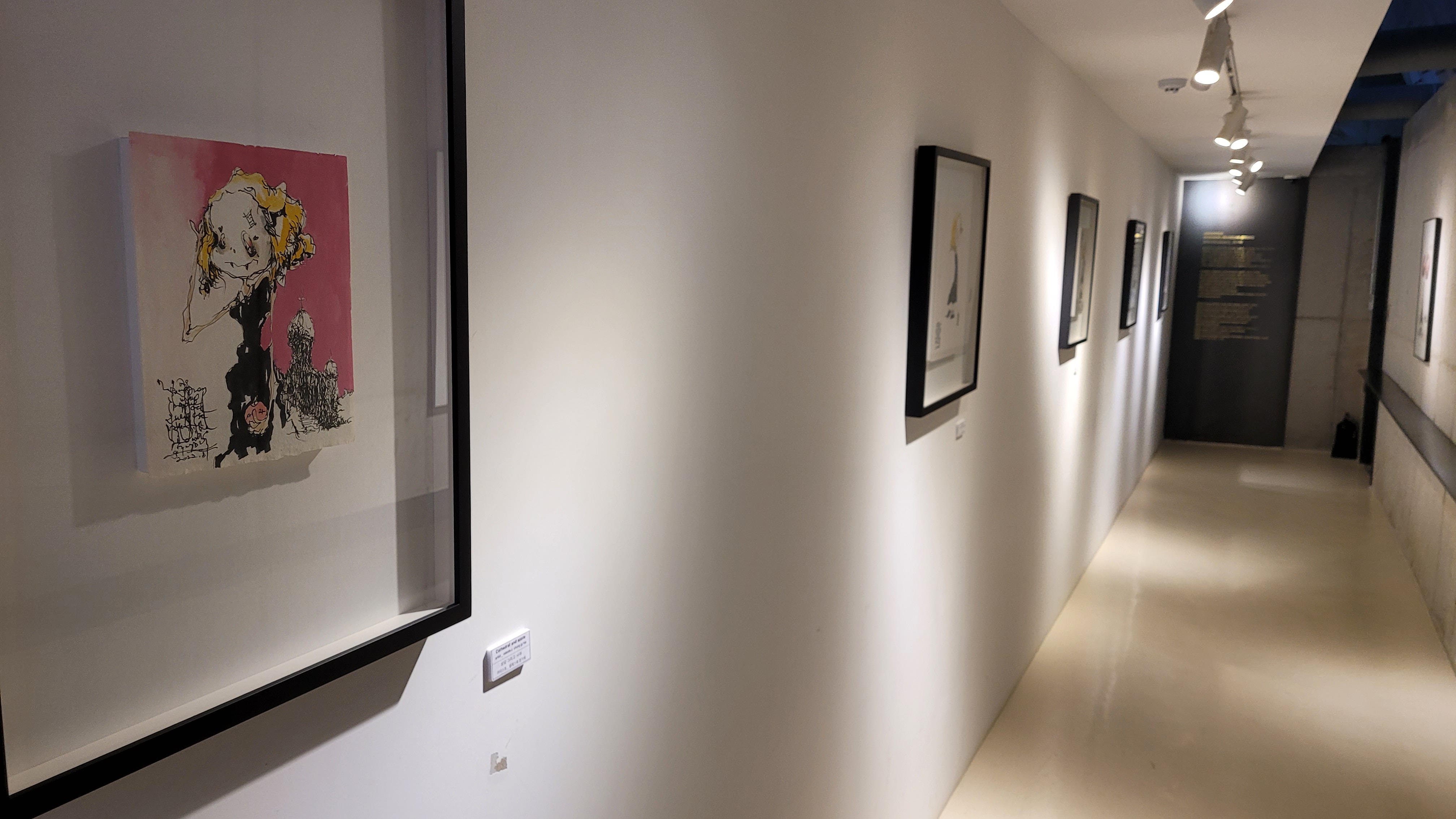 김포 아보고가 카페 갤러리 전시 복도 현대 미술 작품 전시 공간