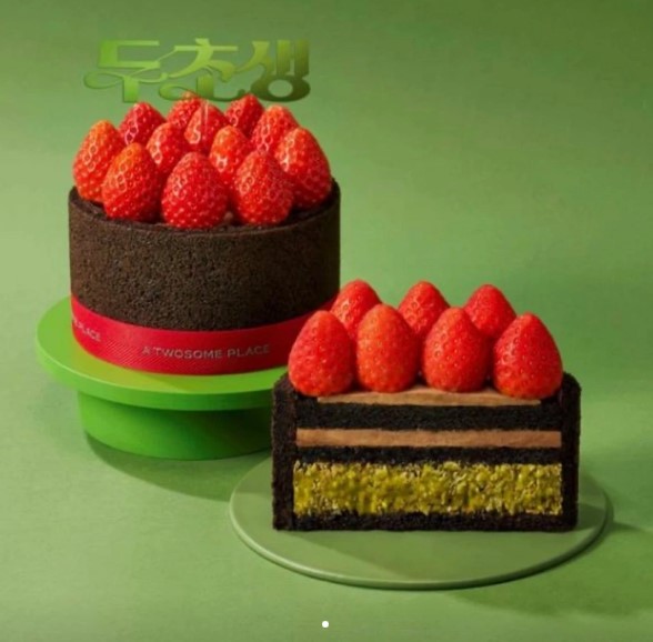투썸플레이스 두바이 초콜릿 생크림 케이크 두초생 미니의 단면과 전체 모습, 초콜릿 무스 외관에 신선한 딸기가 올려진 미니 케이크와 내부 층 구조를 보여주는 단면 케이크, 피스타치오 크림과 카다이프가 보이는 단면