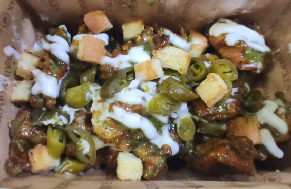 푸라닭 마요피뇨 치킨 실제 메뉴 사진 할라피뇨 크루통 사워크림 드리즐 토핑