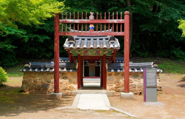 단종의 시신을 거둔 충신 엄흥도 정려각