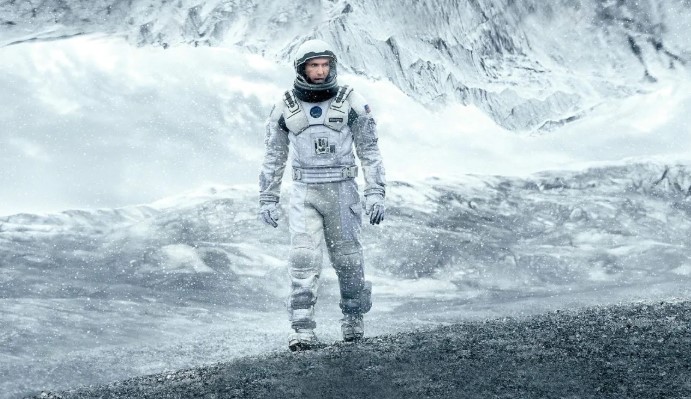 영화 인터스텔라에서 쿠퍼가 만 박사의 얼음 행성을 탐사하는 장면
