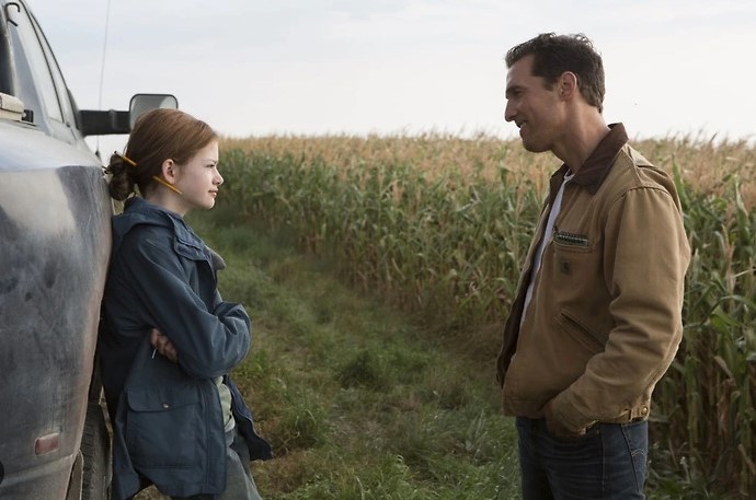 영화 인터스텔라에서 쿠퍼와 어린 머피가 옥수수밭 옆에서 대화를 나누는 장면