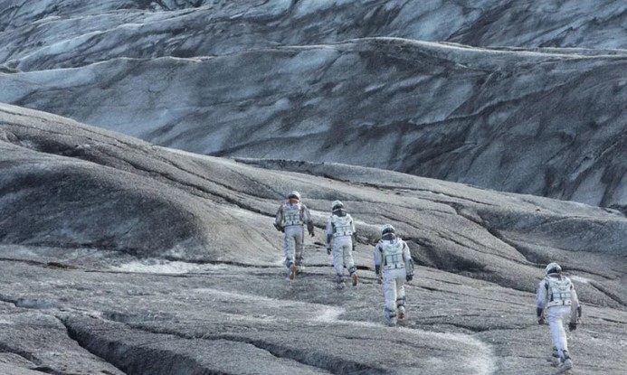 인터스텔라 영화 속 밀러 행성에서 우주비행사들이 탐사를 위해 걸어가는 장면
