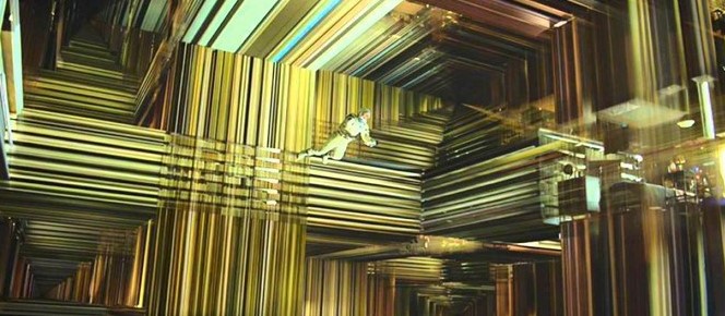 영화 인터스텔라에서 쿠퍼가 5차원 초월 공간인 테서랙트 안에서 무한히 반복되는 황금빛 책장과 시간의 격자 구조 속을 떠다니는 장면