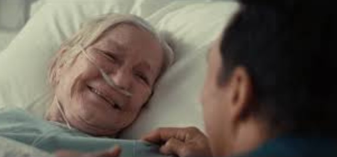 영화 인터스텔라에서 노년이 된 머피가 병원 침대에 누워 산소 호흡기를 달고 미소를 지으며 오랜만에 재회한 아버지 쿠퍼를 바라보는 감동적인 엔딩 장면