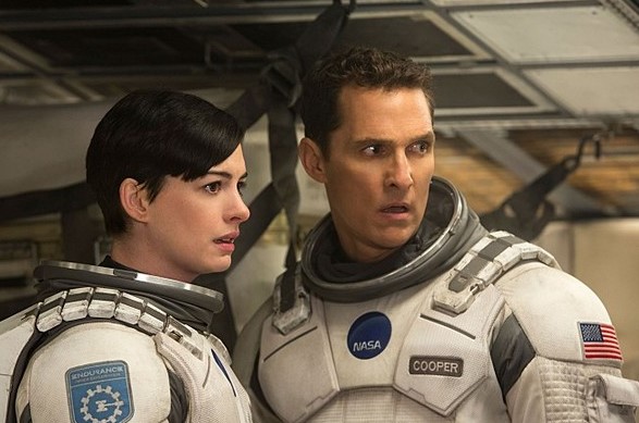 영화 인터스텔라에서 NASA 우주복을 착용한 쿠퍼와 브랜드 박사가 엔듀런스호 내부에서 나란히 서서 긴박하고 진지한 표정으로 같은 방향을 바라보고 있는 장면