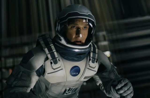 인터스텔라에서 쿠퍼가 테서랙트 공간에서 중력을 통해 메시지를 보내는 장면