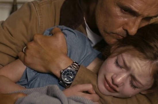 영화 인터스텔라에서 우주로 떠나기 전 쿠퍼가 눈물을 흘리는 딸 머피를 꼭 안아주는 이별 장면