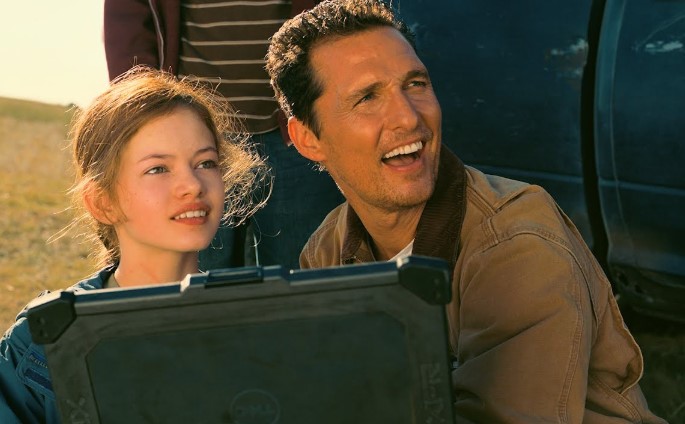 영화 인터스텔라 초반부, 아버지 쿠퍼와 어린 딸 머피가 나란히 앉아 드론 조종기를 들고 환하게 웃고 있는 행복한 부녀의 모습