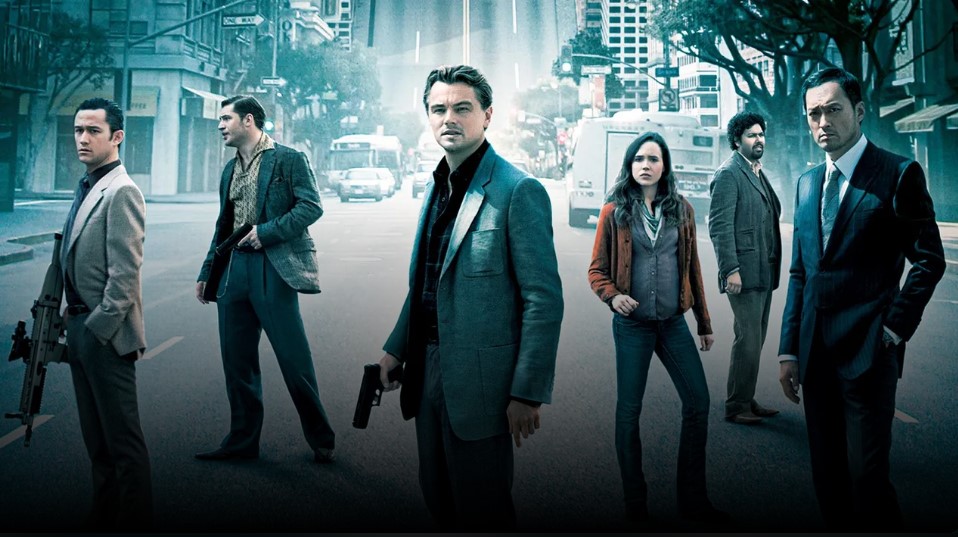 인셉션 등장인물들이 도심 한복판에 서 있는 영화 포스터 이미지로, 결말 팽이 해석의 핵심 인물 코브와 팀원들의 모습