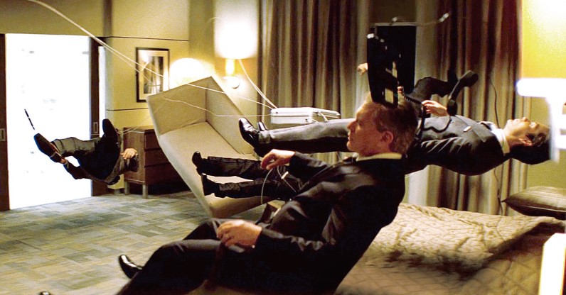 인셉션 호텔 꿈속 장면에서 중력이 사라져 인물들과 가구가 공중으로 떠오르는 무중력 액션 스틸컷