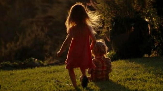 인셉션 마지막 장면에서 코브의 두 아이가 햇살 가득한 정원을 뛰어노는 모습으로 아버지와의 재회를 암시하는 결말 스틸컷