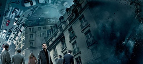 인셉션 꿈속 장면에서 파리 도심 거리와 건물이 하늘을 향해 접혀 올라가는 시각적 충격을 주는 꿈의 층위 스틸컷