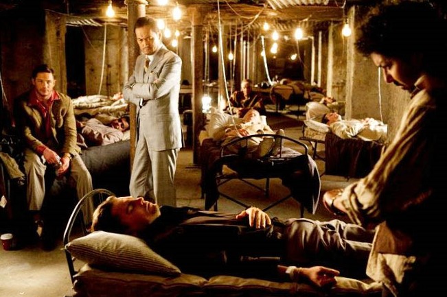 인셉션 1레벨 꿈 장면 - 유서프의 지하 수면실에서 팀원들이 침대에 누워 꿈속으로 진입하는 장면, 꿈의 단계 구조를 이해하는 핵심 장면