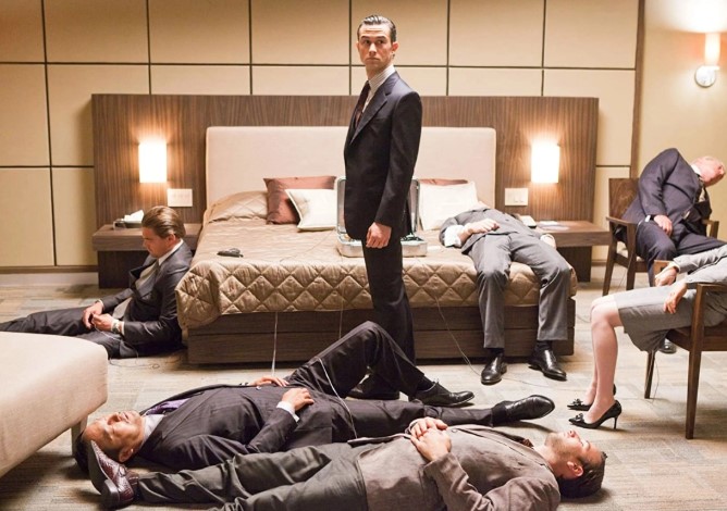 인셉션 2레벨 꿈 호텔 장면 - 아서가 혼자 서 있고 주변에 팀원들이 쓰러져 잠든 호텔 객실, 꿈속의 꿈 구조를 보여주는 핵심 장면