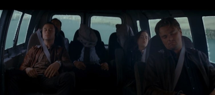 인셉션 영화 속 유서프의 꿈 단계 – 비 내리는 도시를 달리는 밴 안에서 잠든 등장인물들의 모습