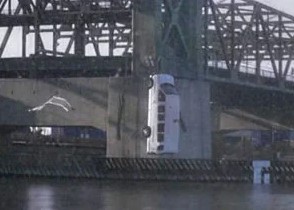 인셉션 1단계 유서프의 꿈 – 다리 난간에서 추락하는 흰색 밴, 꿈에서 깨어나는 킥(kick) 장면