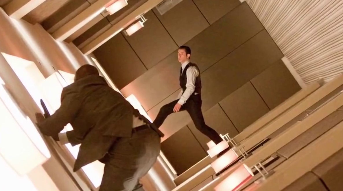 인셉션 2단계 아서의 꿈 – 중력이 사라진 호텔 복도에서 벽과 천장을 가로지르며 펼쳐지는 무중력 격투 장면