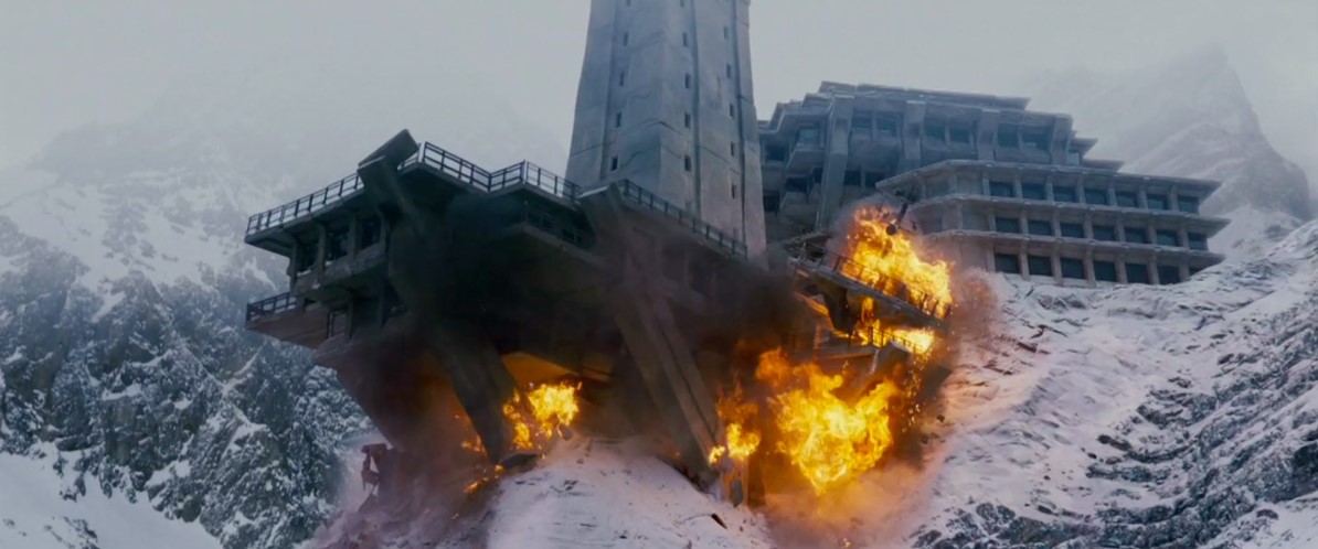 인셉션 3단계 임스의 꿈 – 눈 덮인 설산 위 콘크리트 요새가 거대한 폭발과 함께 무너지는 장면