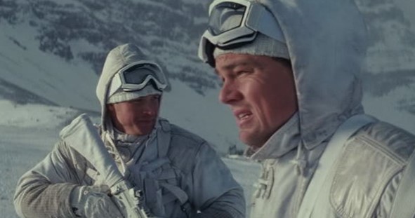 인셉션 3단계 임스의 꿈 – 눈 덮인 설산에서 방한복과 고글을 착용한 코브와 임스가 요새 침투 작전을 수행하는 장면